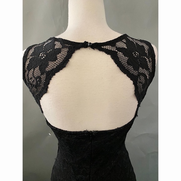 Black Sleeveless Lace Dress - Picture 5 of 6